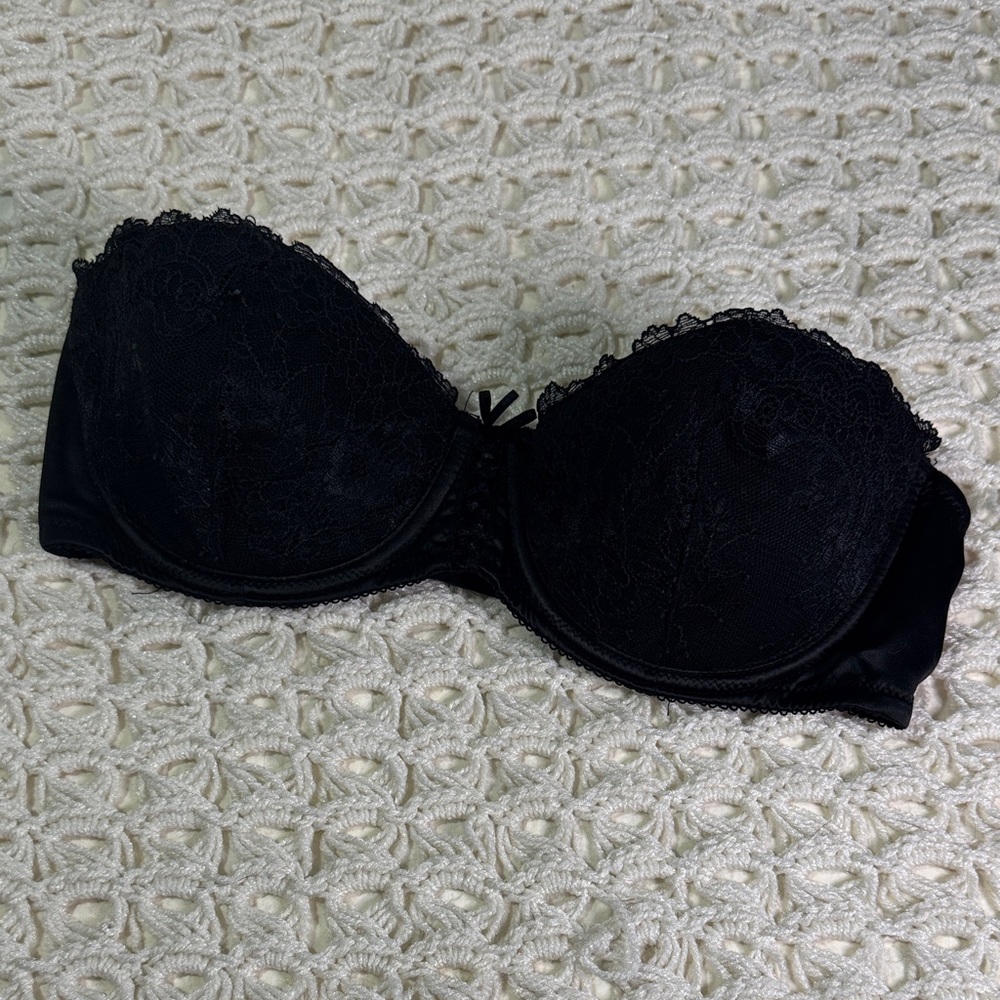 Elegant Black Lace Strapless Bra